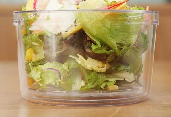 新鮮な生野菜サラダを入れても、すのこが水を切ってシャキシャキの状態を維持