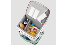 クーラーボックスで冷やした缶ワインを片手に