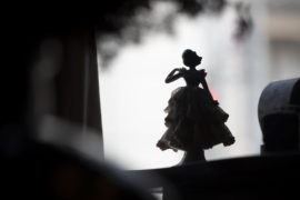 人形の背中