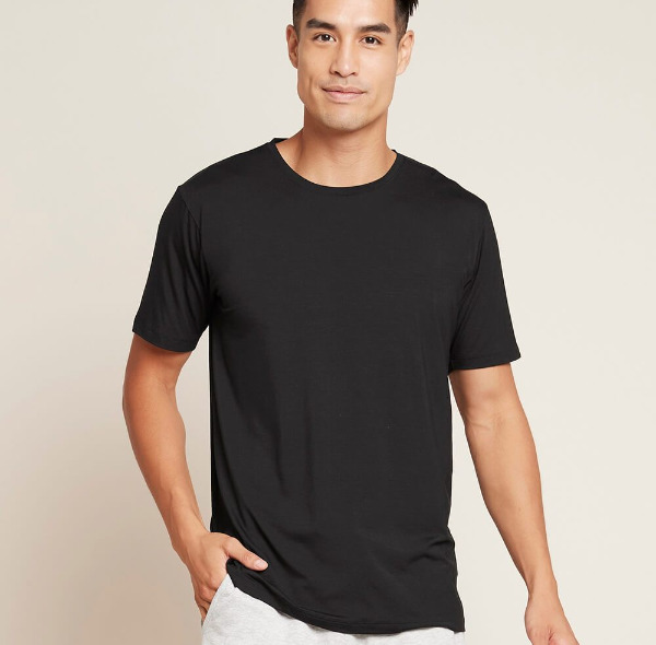 ブランドの魅力が凝縮されたシンプルなクルーネックTシャツ