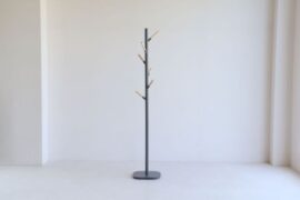 場所をとらずに掛けやすい。スリムなのに安定感のあるポールハンガー